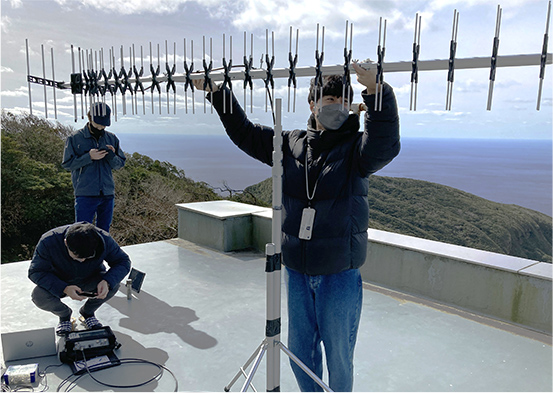 アンテナを調整する技術部員