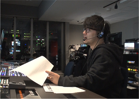 インカムで指示を出すスタッフ