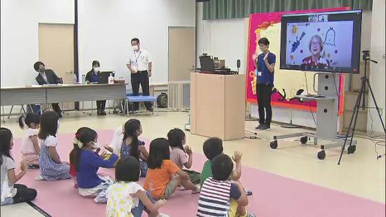 「魔女の宅急便」などの原作者として知られる角野栄子さんの読み聞かせ会が8日、感染対策のためオンラインで行われました。