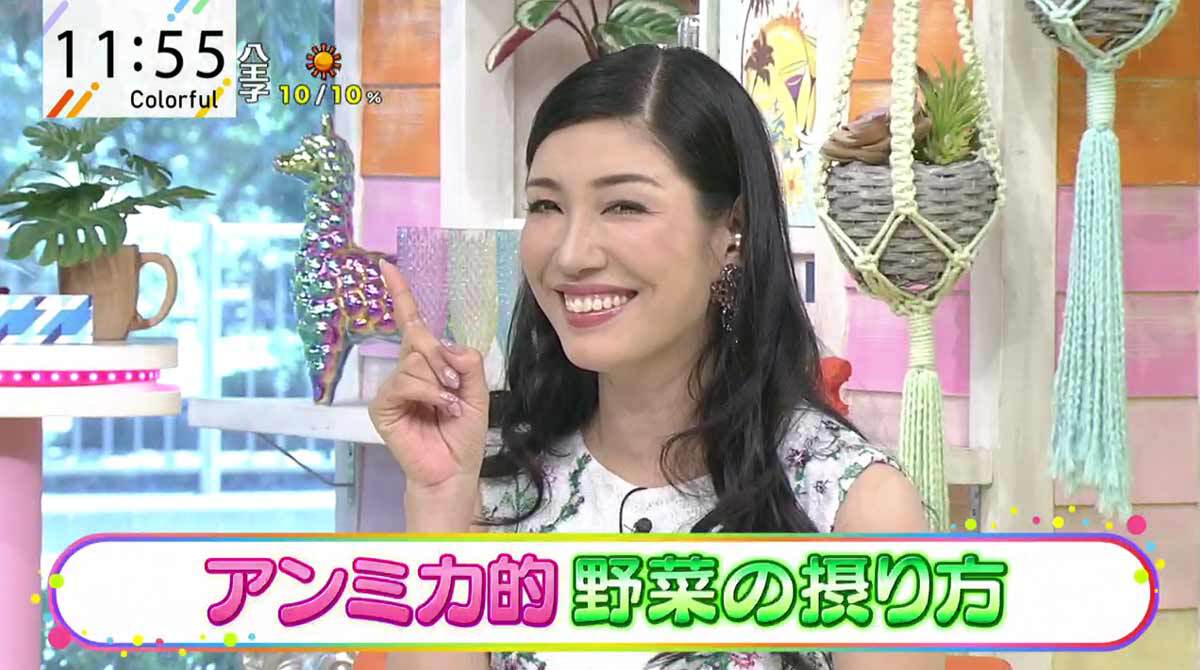 アンミカがMCをつとめるTOKYO MX(地上波9ch)のバラエティ生番組「日曜はカラフル!!!」(毎週日曜11:30~)。8月30日(日)放送の「カラフル!!TOPICS」のコーナーでは、アンミカが“野菜の摂取方法”を紹介しました。