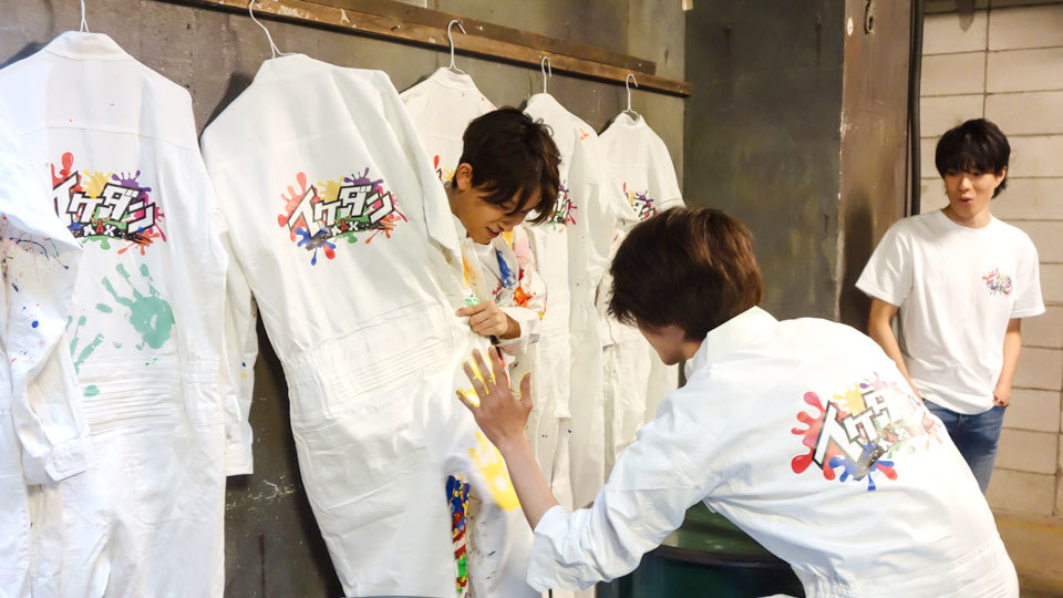TOKYO MXで好評放送中の「イケダンMAX」は、安井謙太郎さん、真田佑馬さん、諸星翔希さん、森田美勇人さん、萩谷慧悟さん、阿部顕嵐さん、長妻怜央さんという7人のイケてる男子、通称“イケダン”たちが世の中の役に立つべく奮闘するバラエティー番組です。
6月6日(木)の放送後に、番組の新キービジュアルが公開されました!番組HPで公開していますので、ぜひチェックしてください!
ということで、今回、TOKYO MXプラス!は、都内某スタジオで行われたキービジュアル撮影現場に潜入しました!
