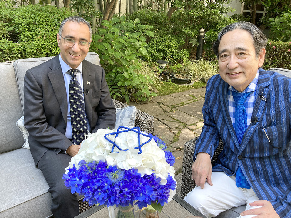 ルー大柴、イスラエルの国旗イメージした花束を大使に贈呈！