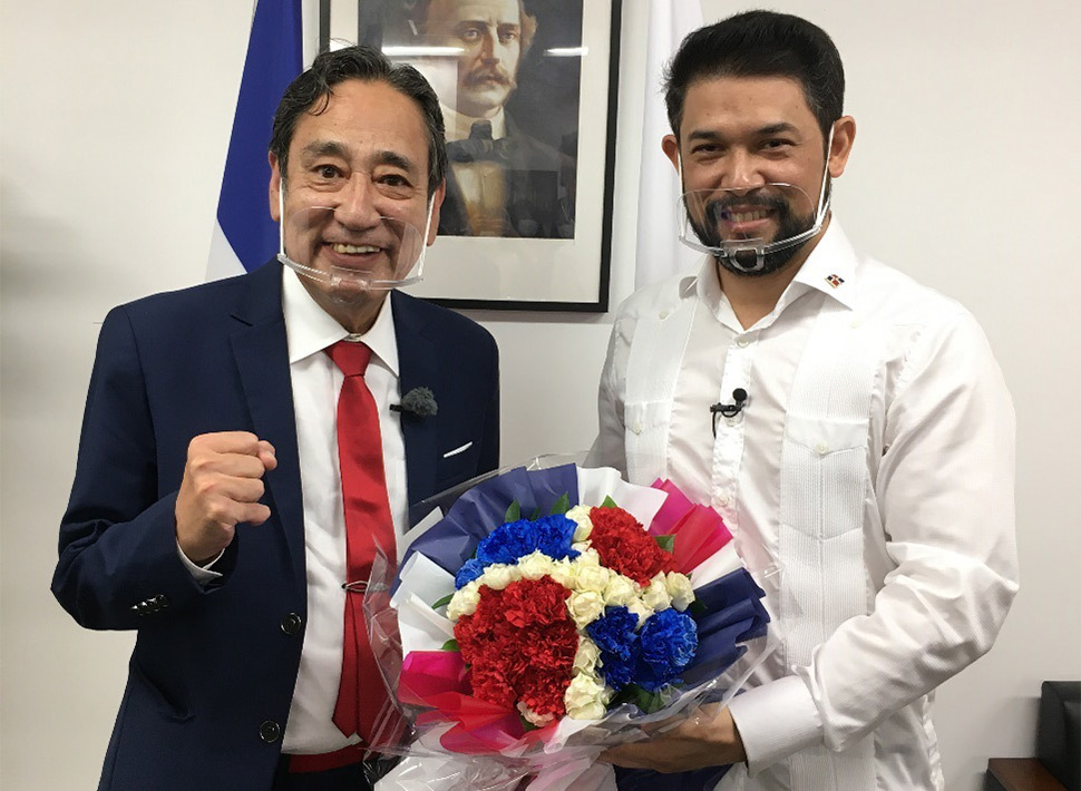 ルー大柴、ドミニカ共和国の国旗イメージしたカーネーションの花束を大使に贈呈！