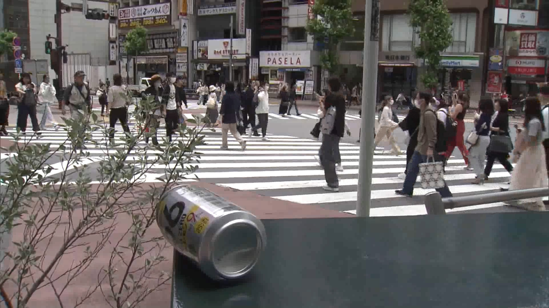 渋谷区はハロウィーンなどの期間に禁止している渋谷駅周辺の路上飲酒について、対象のエリアを拡大したうえで通年で禁止する条例の改正案を議会に提出しました